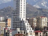 In Batumi, a new black-frame apartment is for sale in a newly completed residential complex. Photo 1