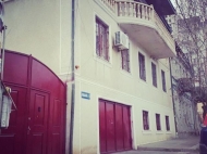 თბილისში პრესტიჟულ უბანში იყიდება 3-სართულიანი კერძო სახლი კეთილმოწყობილი რემონტით კერძო ეზოთი სარდაფით და ავეჯით ფოტო 1