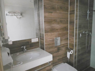 იყიდება გარემონტებული ბინა ავეჯით და  მთის ხედით. ბაკურიანი. საქართველო. ფოტო 8