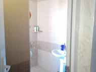 ბინები ახალაშენებულ სახლში ზღვასთან მახინჯაურში, საქართველო. ფოტო 8