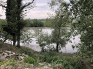Участок у реки в Марани, Грузия. Купить земельный участок с видом на горы. Фото 1