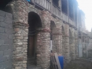 продается дом старой постройки с земельным участком в Ананури, Грузия. Фото 1