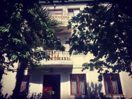 в Тбилиси в престижном районе продаётся трёхэтажный частный дом с хорошим ремонтом с собственным двориком с погребом и с мебелью Фото 27