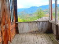 იყიდება ხის კოტეჯი. ყიდვა კერძო სახლის მიწის ნაკვეთით ქალაქგარეთ ჩოხატაური, საქართველო. ფოტო 3