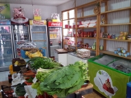 Действующее кафе в оживленном районе Хелвачаури, Аджария. Действующий магазин в оживленном районе Хелвачаури, Аджария, Грузия. Фото 3
