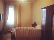 в Тбилиси в престижном районе продаётся трёхэтажный частный дом с хорошим ремонтом с собственным двориком с погребом и с мебелью Фото 40
