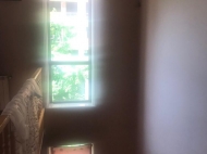 თბილისში პრესტიჟულ უბანში იყიდება 3-სართულიანი კერძო სახლი კეთილმოწყობილი რემონტით კერძო ეზოთი სარდაფით და ავეჯით ფოტო 36