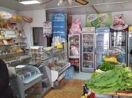 Действующее кафе в оживленном районе Хелвачаури, Аджария. Действующий магазин в оживленном районе Хелвачаури, Аджария, Грузия. Фото 2