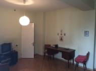 Сабуртало улица Медея Чахава #3 Продается 3 комнатная квартира в центре тбилиси 130 квадратных метров. 3 этаж. две спальни, одна ванная, отдельная кухня, два балкона. прихожая, большая комната с витражами. изолированы чердак 8 квадратных метров. 1350 Фото 6