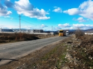 Земельный участок на оживленном шоссе в окрестностях Тбилиси, Грузия. Фото 1
